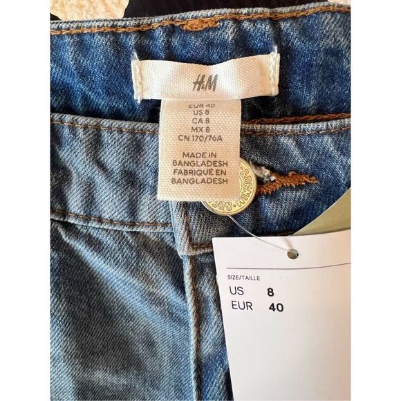 H&M Women's Blue Light Wash Mid-Rise Cut-Off Denim Shorts Size 8 NWT - Picture 3 of 5